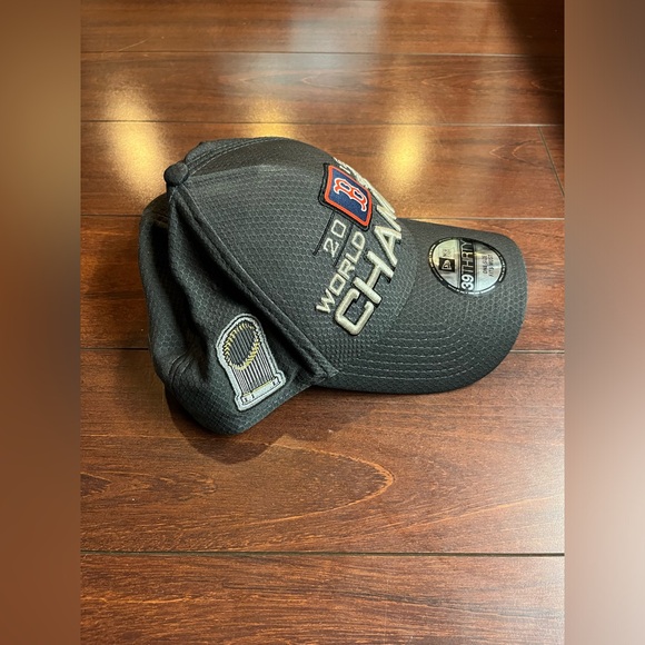 Boston Red Sox New Era 2018 World Series Champions Locker Room 39THIRTY OSFM Hat - Picture 7 of 14